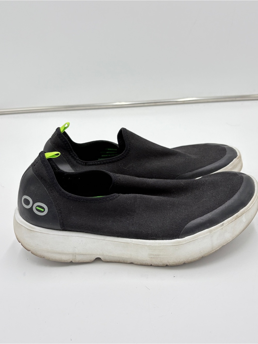 OOFOS OOmg Eezee Low Black White Recovery Shoes Slip On Sneakers Comfort Size 8